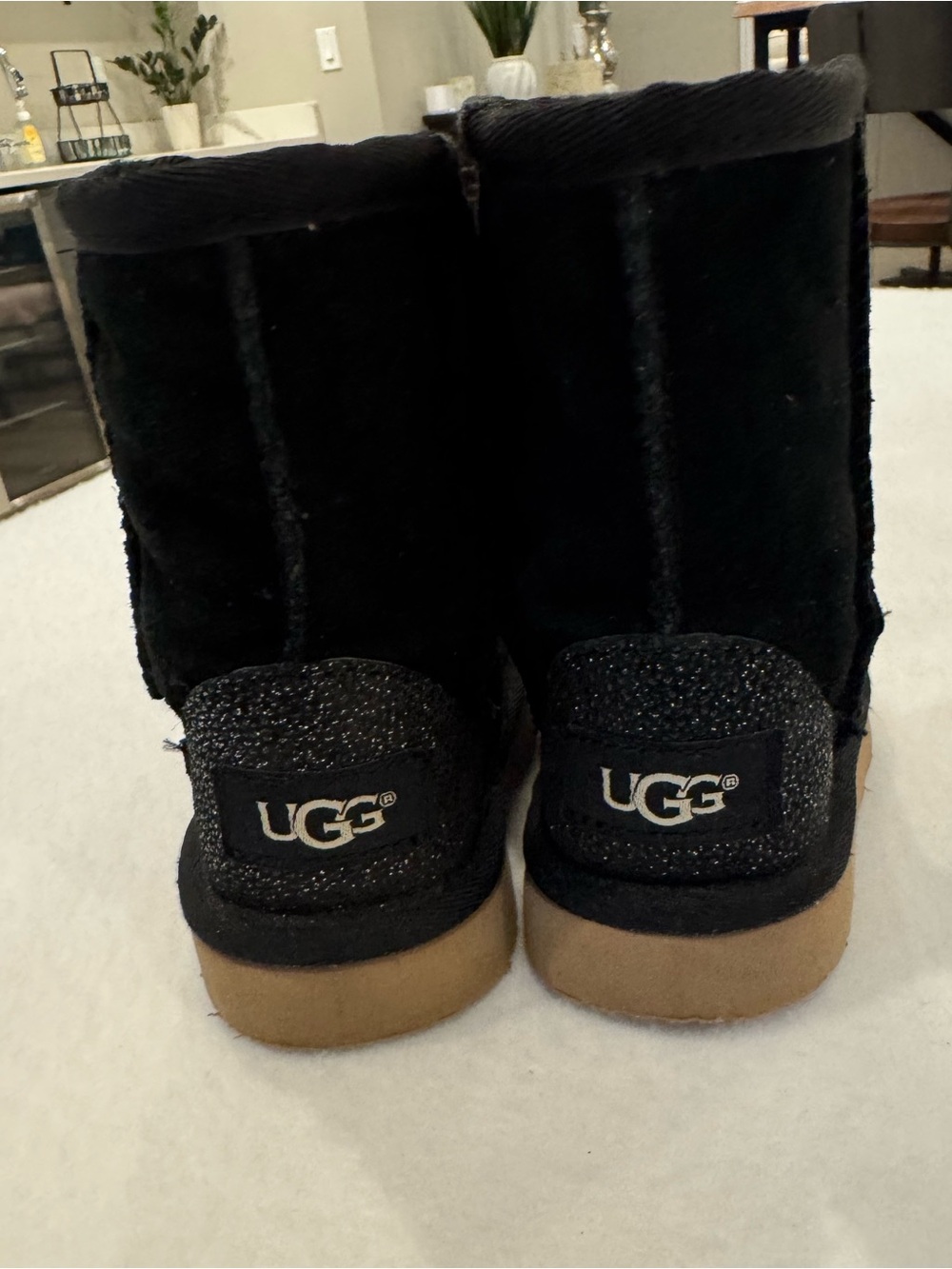 UGG Kids Classic Short Serein boots in black featuring sparkling glitter Sz 6